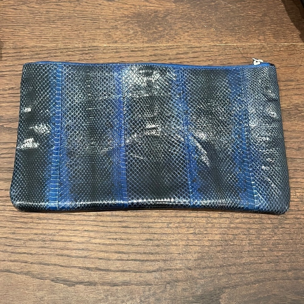 Women’s Blue Pouch Zipper Closure